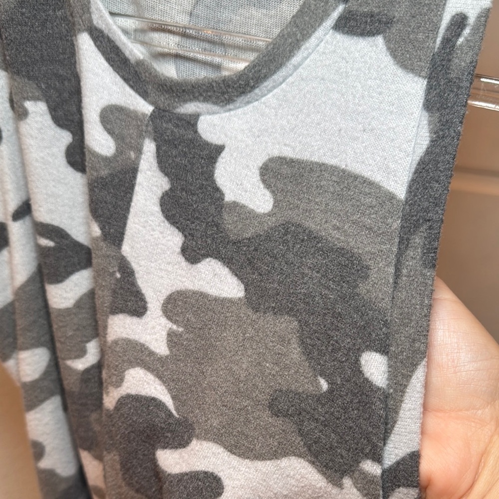 Eyeshadow Black and Gray Camouflage Tank Top - Picture 4 of 6